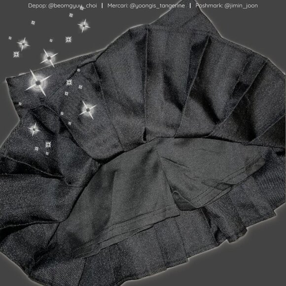 Black pleated skirt - Picture 2 of 2